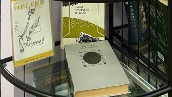 Книги Александра Вампилова на полке в библиотеке. Выставка посвященная дню рождения драматурга